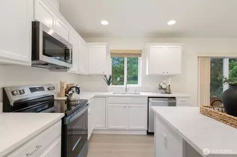 Kitchen - 917 228th St SE, Bothell, WA 98021 photo 4 of 4
