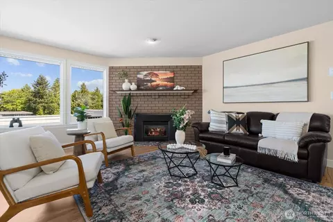 Living - 944 Maple St, Edmonds, WA 98020 photo 3 of 7
