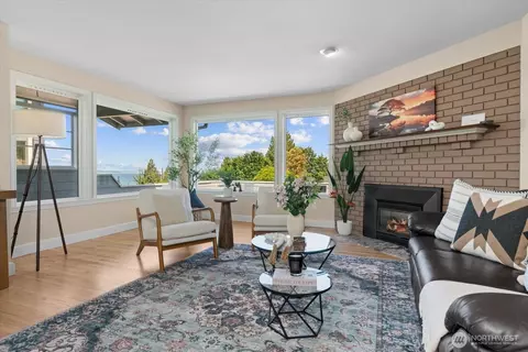 Living - 944 Maple St, Edmonds, WA 98020 photo 1 of 7