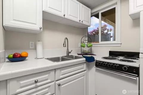 Kitchen - 944 Maple St, Edmonds, WA 98020 photo 3 of 3