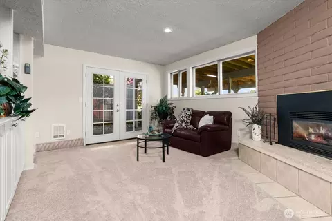 Living - 944 Maple St, Edmonds, WA 98020 photo 5 of 7