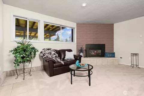 Living - 944 Maple St, Edmonds, WA 98020 photo 4 of 7