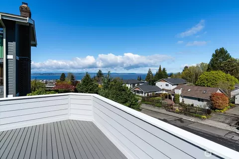 Exterior - 944 Maple St, Edmonds, WA 98020 photo 3 of 12