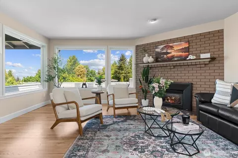 Living - 944 Maple St, Edmonds, WA 98020 photo 2 of 7