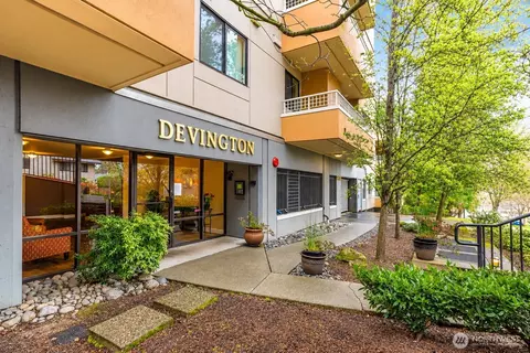 7600 SE 29th St #311, Mercer Island, WA 98040