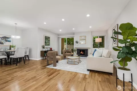 7600 SE 29th St #311, Mercer Island, WA 98040
