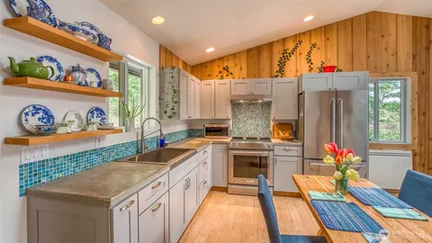 Kitchen - 79 Judd Cove Rd, Eastsound, WA 98245 photo 1 of 2