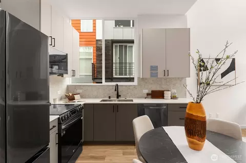Kitchen - 730 A Broadway E, Seattle, WA 98102 photo 2 of 3