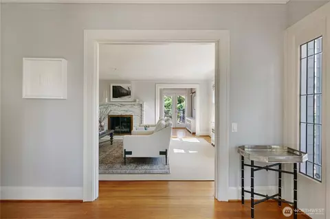 Entry Way - 901 11th Ave E, Seattle, WA 98102 photo 2 of 4