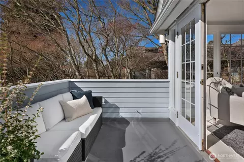 Exterior - 901 11th Ave E, Seattle, WA 98102 photo 5 of 7