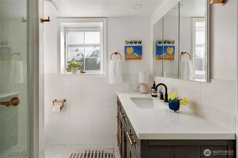 Bath - 901 11th Ave E, Seattle, WA 98102 photo 3 of 3