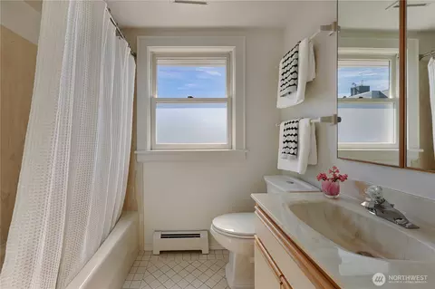 Bath - 901 11th Ave E, Seattle, WA 98102 photo 2 of 3