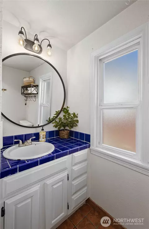 Bath - 1909 24th St, Everett, WA 98201 photo 2 of 2