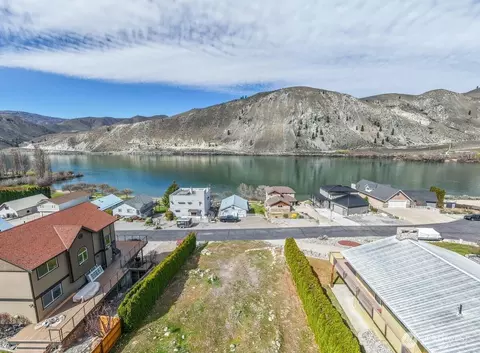 460 Lakefront Dr, Orondo, WA 98843