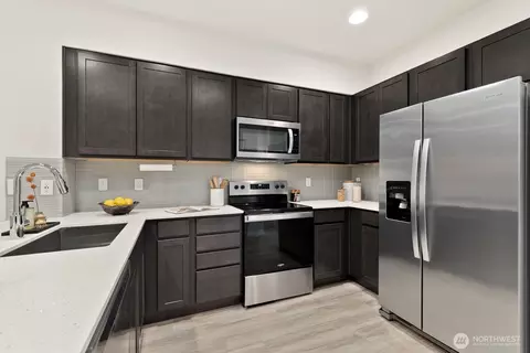 Kitchen - 13117 3rd Ave SE #J2, Everett, WA 98208 photo 3 of 4