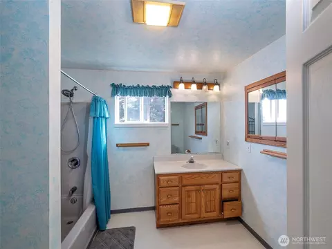 Bath - 26 E Port Gardner Dr, Everett, WA 98206 photo 2 of 2
