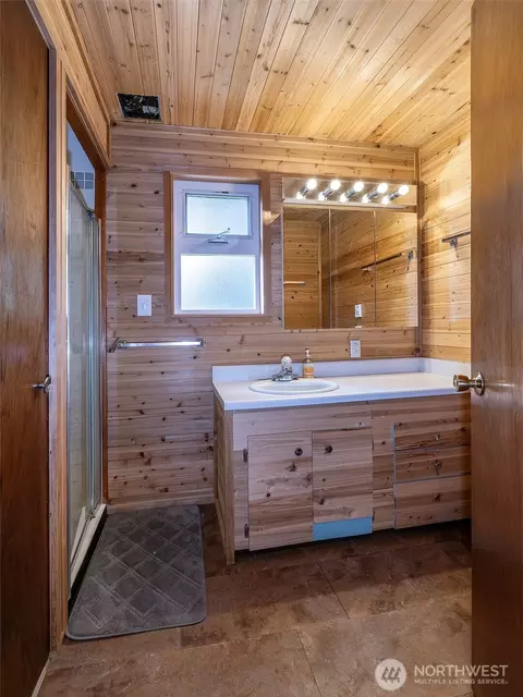Bath - 26 E Port Gardner Dr, Everett, WA 98206 photo 1 of 2