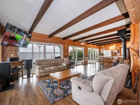 Living - 26 E Port Gardner Dr, Everett, WA 98206 photo 2 of 3