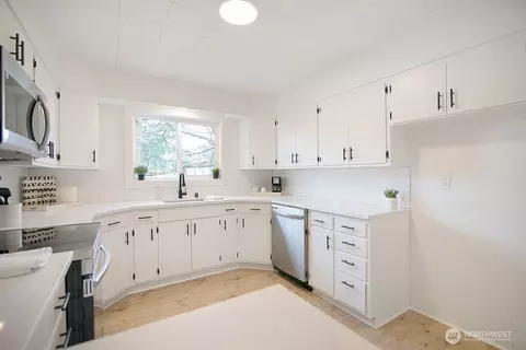 Kitchen - 515 E Pine St, Centralia, WA 98531 photo 3 of 7