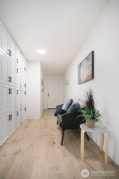 Entry Way - 515 E Pine St, Centralia, WA 98531 photo 1 of 2