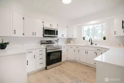 Kitchen - 515 E Pine St, Centralia, WA 98531 photo 4 of 7