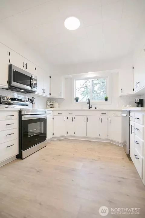 Kitchen - 515 E Pine St, Centralia, WA 98531 photo 5 of 7