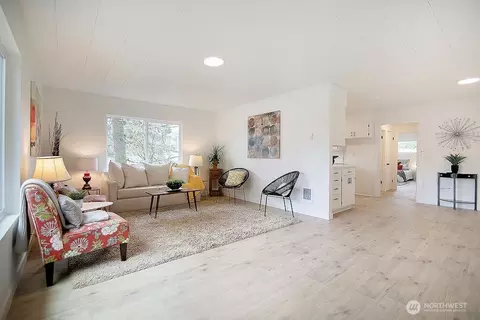 Living - 515 E Pine St, Centralia, WA 98531 photo 2 of 4