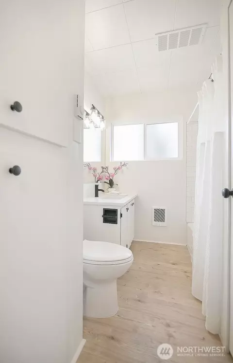 Bath - 515 E Pine St, Centralia, WA 98531 photo 1 of 3