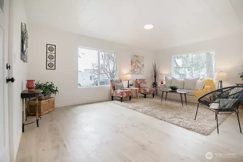 Living - 515 E Pine St, Centralia, WA 98531 photo 1 of 4