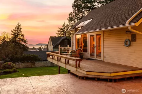 303 7th St, Anacortes, WA 98221