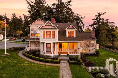 303 7th St, Anacortes, WA 98221
