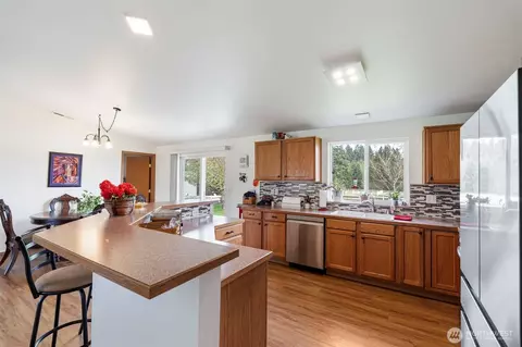 Kitchen - 689 Rhoades Rd, Winlock, WA 98596 photo 2 of 2