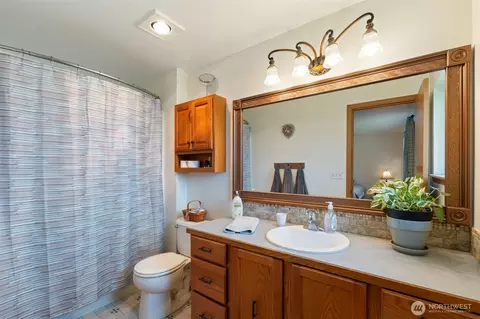 Bath - 689 Rhoades Rd, Winlock, WA 98596 photo 2 of 2