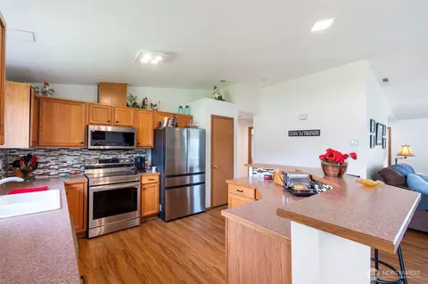 Kitchen - 689 Rhoades Rd, Winlock, WA 98596 photo 1 of 2