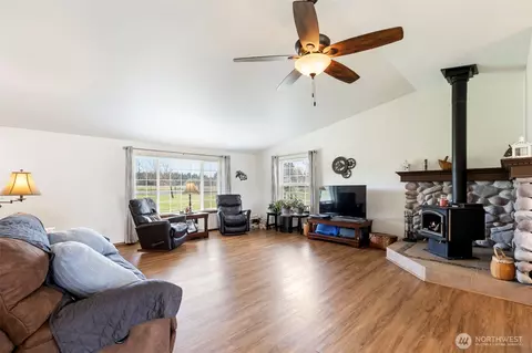 Living - 689 Rhoades Rd, Winlock, WA 98596 photo 2 of 2