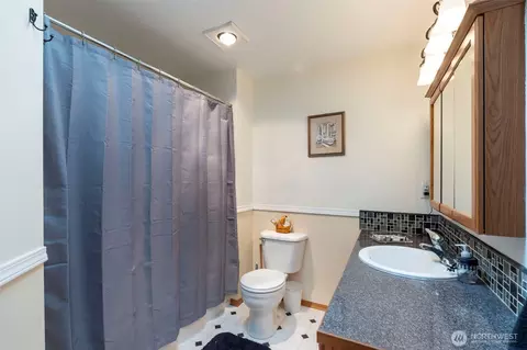 Bath - 689 Rhoades Rd, Winlock, WA 98596 photo 1 of 2