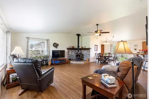 Living - 689 Rhoades Rd, Winlock, WA 98596 photo 1 of 2
