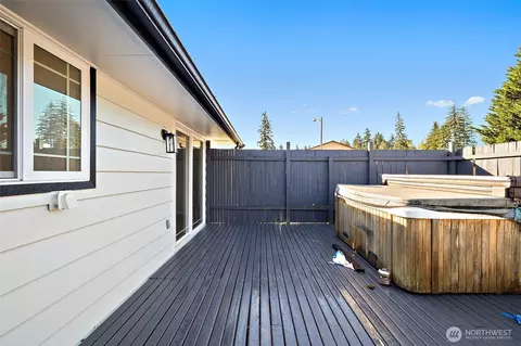 Exterior - 9206 31st Ave SE, Everett, WA 98208 photo 5 of 7