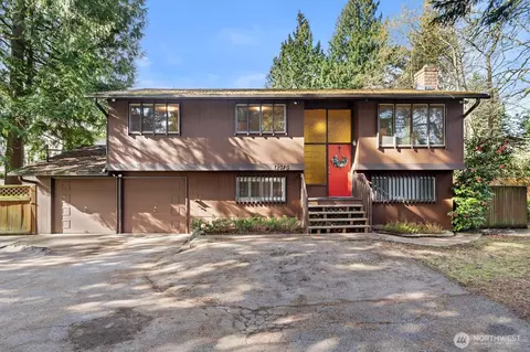 13575 Roosevelt Way N, Seattle, WA 98133