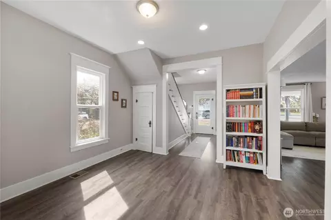 Entry Way - 425 Valley Ave E, Sumner, WA 98390 photo 5 of 8