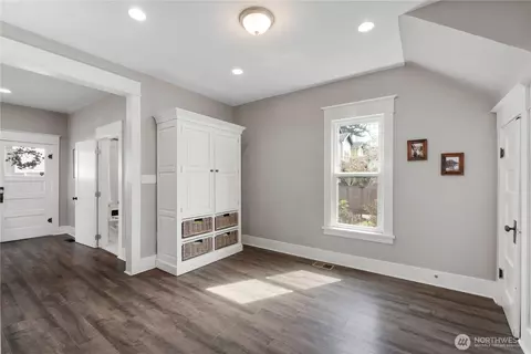 Entry Way - 425 Valley Ave E, Sumner, WA 98390 photo 4 of 8