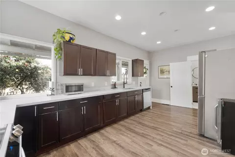 Kitchen - 425 Valley Ave E, Sumner, WA 98390 photo 2 of 3