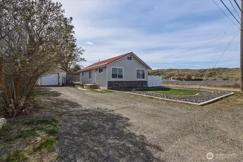 328 Sunny Dr, Electric City, WA 99123