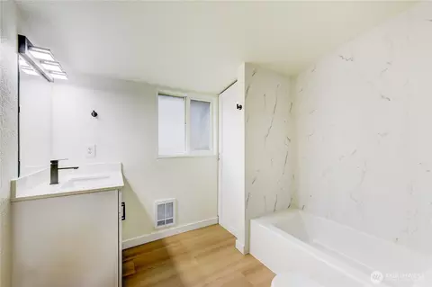 Bath - 2016 120th Pl SE, Everett, WA 98208 photo 1 of 6
