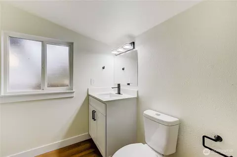 Bath - 2016 120th Pl SE, Everett, WA 98208 photo 5 of 6