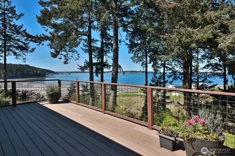 260 Rhodena Dr, Coupeville, WA 98239