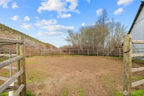 Exterior - 3661 E Taneum Rd, Thorp, WA 98946 photo 10 of 11
