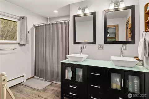 Bath - 3661 E Taneum Rd, Thorp, WA 98946 photo 1 of 2