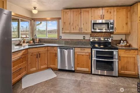 Kitchen - 3661 E Taneum Rd, Thorp, WA 98946 photo 4 of 5