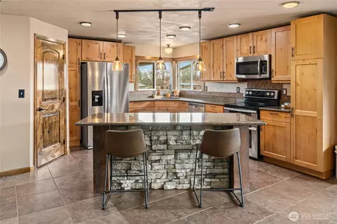 Kitchen - 3661 E Taneum Rd, Thorp, WA 98946 photo 2 of 5